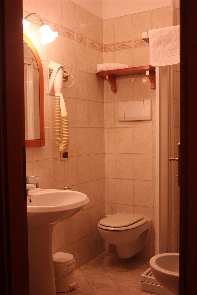 Hotel Corte Regina Sirmione Bagian luar foto